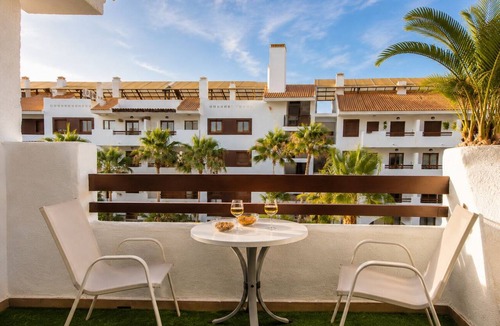 Los Alcazares Condo | Enjoy a comfortable stay in this cozy apartment. Ideal for up to 3 guests, it features 1 bed, 1 sofa bed, WiFi, a living room with TV, a dining area, and a fully equipped kitchen. The complex also offers a shared swimming pool and on-site parking for you