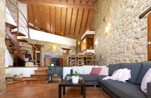 Lledo House | Espacioso pajar con chimenea y BBQ en el Matarraña
