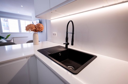 Castillejos Apartment | Este acogedor apartamento de 62 m² en Valdeacederas, Madrid, se encuentra en el décimo piso de un edificio residencial con ascensor. Totalmente equipado para largas estancias, cuenta con una habitación de matrimonio, baño completo y una terraza.