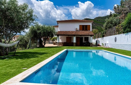 Riells del Fai Cottage | Family house and large swimming pool in the middle of nature (at the foot of Sant Miquel del Fai).