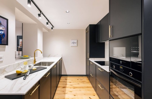 Sol Apartment | Grand 200m² Luxury Residence, 4 En-Suites, Patio, Gran Vía area Quiet, A/C