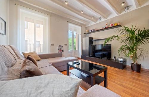 Montblanc Apartment | Hauzify I Apartaments La Plaça