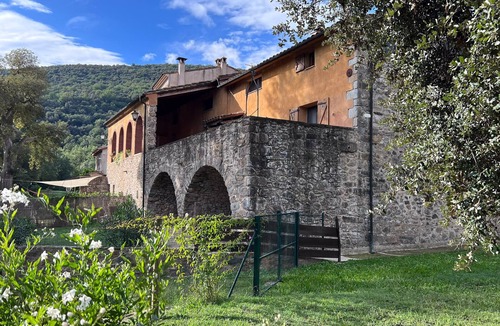 Beguda House | Holiday Home 'Can Blanc - 11 Persones' with Mountain View, Shared Pool and Wi-Fi