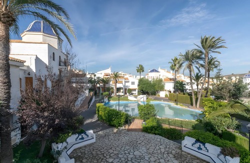 Los Arenales del Sol House | Holiday Home 'Casa En La Playa Con Piscinas' with Shared Pool, Wi-Fi and Air Conditioning