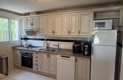 Hoya de los Patos House | Holiday Home 'Casa La Buena Vida' with Mountain View, Wi-Fi and Air Conditioning