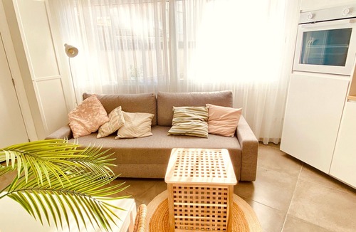 Miami Platja House | Holiday Home 'La Casita De La Playa' with Sea Views, Wi-Fi and Air Conditioning