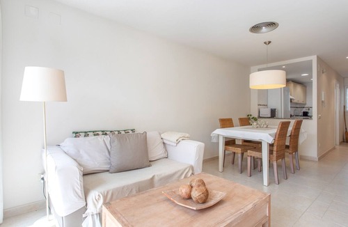 Playa de Almarda House | Holiday Home 'Lopimar Playa Malvarrosa' with Mountain View, Wi-Fi and Air Conditioning