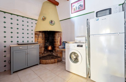 Santes Creus House | Holiday Home 'Maria' with Mountain Views, Balcony and Wi-Fi
