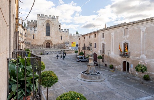 Santes Creus House | Holiday Home 'Maria' with Mountain Views, Balcony and Wi-Fi