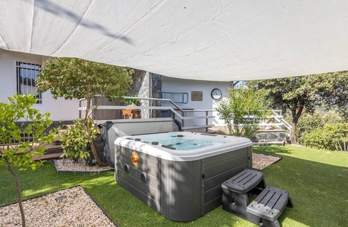 Seva House | Holiday Home 'Roques Brunes - Seva' with Mountain View, Wi-Fi and Air Conditioning