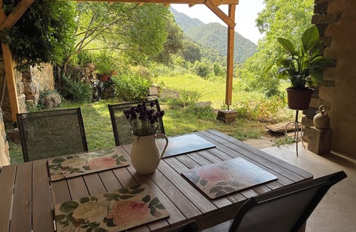 Vio Cottage | House in Ordesa National Park, birdwatching, swimming in turquoise waters.