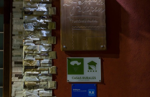 Pulgar House | La Casa De Felisin, Rural Retreat near Puy du Fou with Private Pool in Toledo