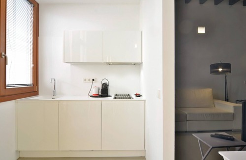 La Llotja-Born Apartment | Lonja Suites 3 red