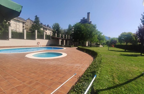 Jaca Apartment | Lovely Apartment in Jaca with Pool Access