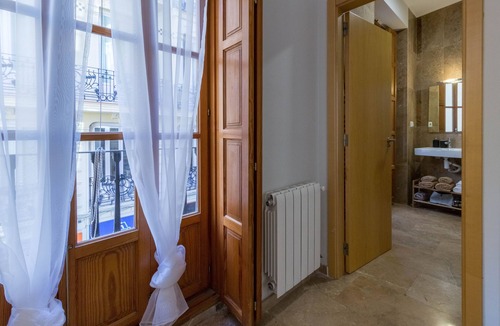 Barrio del Carmen Apartment | LOVELY APARTMENT SERRANOS TOWERS