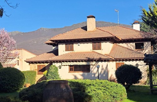 Riaza Ski Chalet | Magnífico Chalet y gran jardín frente a la sierra.