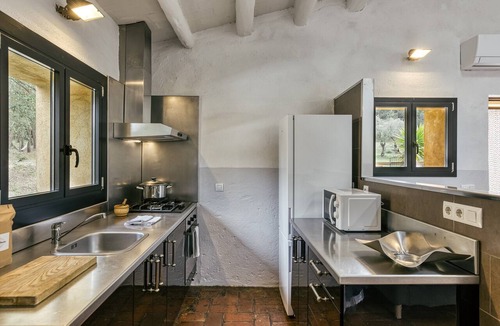 Pedrinya House | Mas Tarres La Olivera: Pool, Rural Retreat, Garden, Wifi, Girona Costa Brava