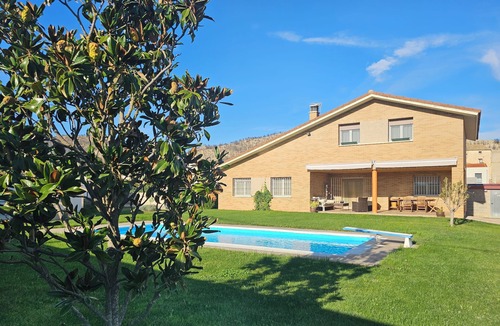 Valtierra Cottage | Mi limón mi limonero cottage with fenced pool and large garden