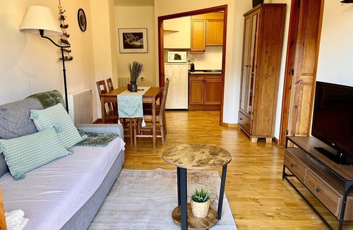 Taull Apartment | 'Mirador de la Neu' Apartment with Mountain Views, Shared Garden and Balcony