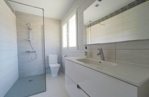 L'Ampolla Ski Chalet | Modern Villa with pool and sea views