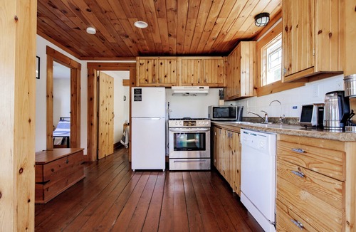 Boutiliers Point Cottage | Oceanview Cottage | Private Wood-Fired Hot Tub | Sauna | Near Halifax