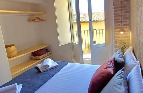 Vic Apartment | PENTHOUSE WITH TERRACE IN THE HISTORIC CENTER (ideal for groups and families)