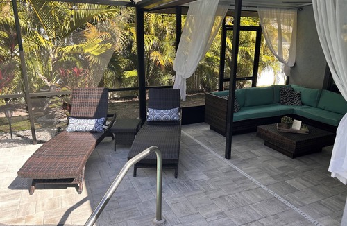 South Venice House | Perfect home away, modern amenities, Salt Heated Pool ~ Close to S. Venice Beach