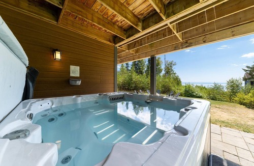 Petite-Riviere-Saint-Francois Ski Chalet | Phoenix 75: Hot Tub, River Views & Pool Table