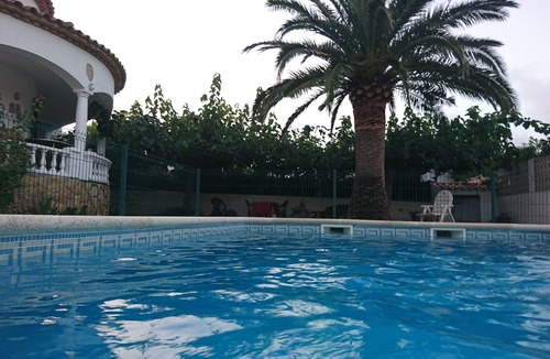 Miami Platja House | Pool house with family
