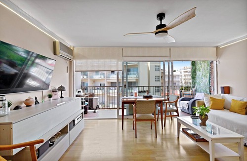 Vilanova I la Geltru Apartment | ‘Precioso Piso Frente Al Mar’ Apartment with Balcony, Wi-Fi & Air Conditioning