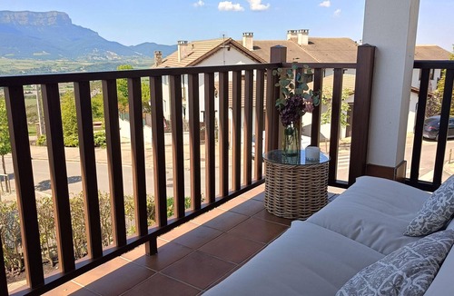 Badaguas Apartment | Quiet Duplex with Parking near Jaca