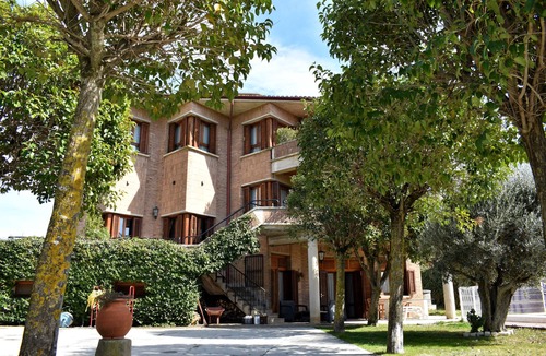 Olite Cottage | Quiet, fully furnished house with a pool, barbecue, and large garden