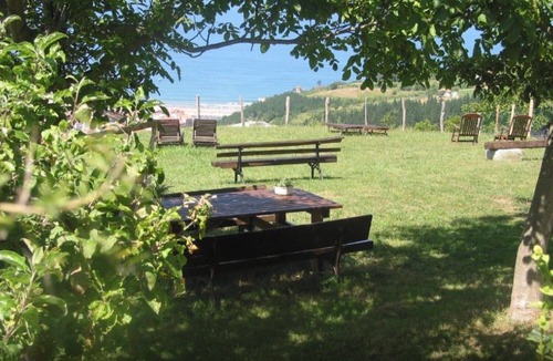 Deba Apartment | Room 'Double 5' with Mountain Views, Private Garden and Wi-Fi