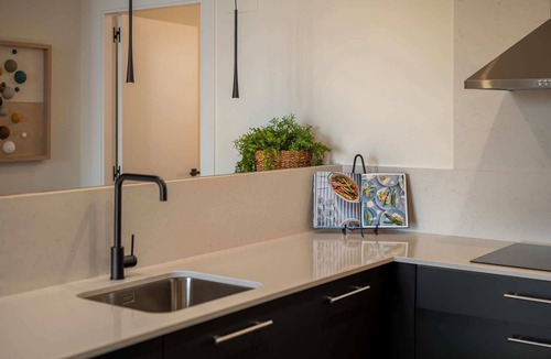 El Camp de l'Arpa del Clot Apartment | Sant Pau Balcony - Trendy 2BR near Avinguda Gaudi