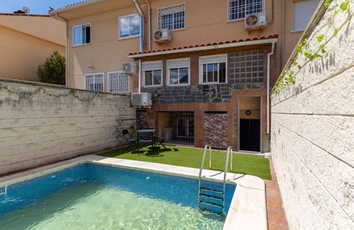 Loeches House | Semi-detached chalet for up to 12 guests, Pool, BBQ