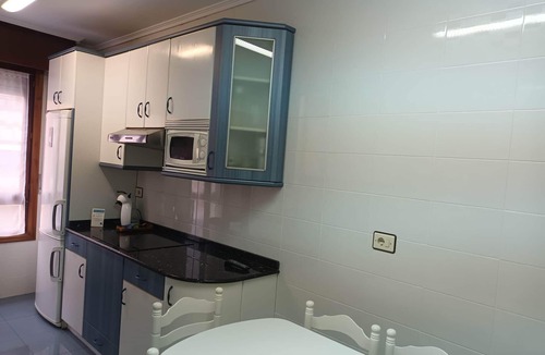 Barakaldo Apartment | Spacious 3 bedroom apartment + free parking near Bilbao and Cruces Hospital
