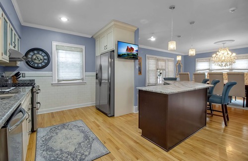 Lake Erie Beach House | Spacious 9-bedroom house in marvelous Angola on the Lake with AC