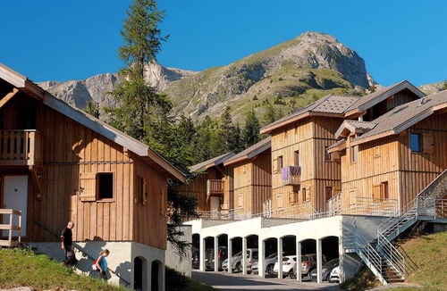 Saint-Etienne-en-Devoluy Apartment | Spacious Alpine Chalet