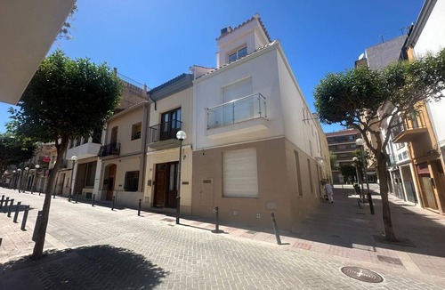 Benicassim House | Stylish 4 Bedroom Townhouse Beach & Town Sleeps 8