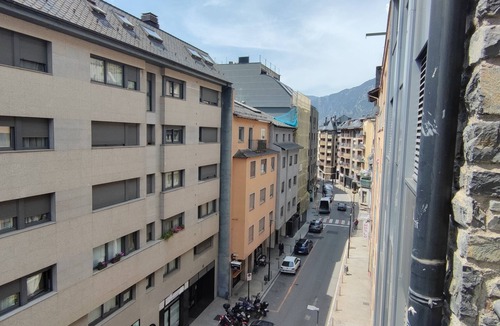 Les Escaldes Apartment | Superb 3 bedroom apartment with WiFi in Andorra la Vella, ski, Caldea