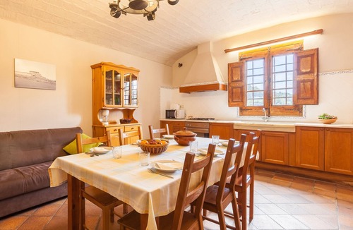 Sant Marti de Tous House | Vacation Home "El Mas" with Mountain View, Shared Pool & Wi-Fi