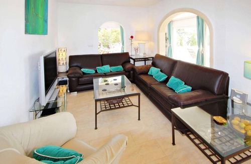 San Jaime House | Villa Azul Mar is a wonderfully modern villa with an open floor plan and three of the four bedrooms