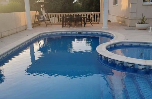 Bellvey House | Villa Costa Dorada : Swimming pool, BBQ, 10 guests