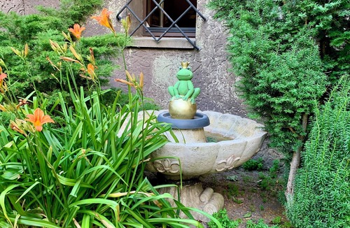 Friedrichroda Condo | Villa Warzenburg, apartment 2 with panoramic view, balcony and fireplace. Vacation with a dog.