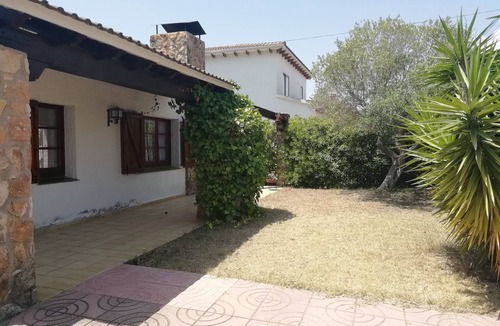 Creixell Ski Chalet | Villa with comfortable and quiet garden near the beach