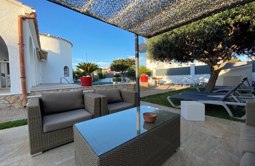 Empuriabrava Villa | Villa with garden and private pool in quiet neighborhood. Beach within walking distance.