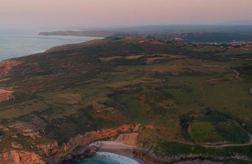 Prellezo Villa | Wishome- Impresionante villa con gran jardín y piscina, Vistas al mar y Picos de Europa