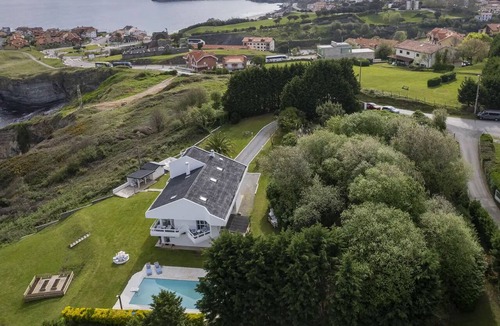 Comillas City Center Villa | Wishome - Large house with a garden and pool in Comillas, 6 minutes from the beach