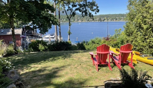1 Bdrm Oceanfront B&B w ocean views and easy ocean access. Great for couple. in North Saanich
