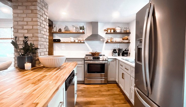 2 BATHROOM Executive Cottage with Office in Sarnia